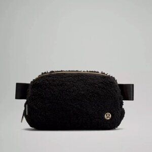 NWT lululemon Everywhere Belt Bag 1L Fleece Black Gold Zipper